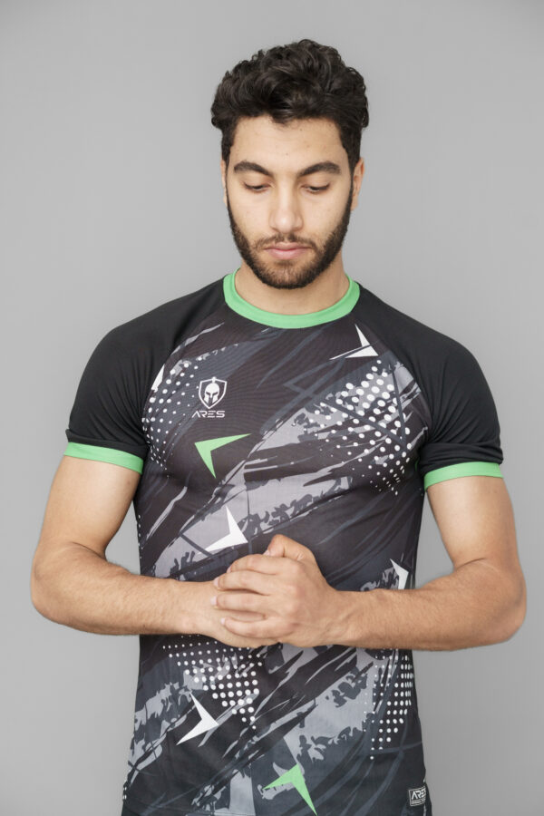 T-shirt sportif orné d’un imprimé, conçu dans un tissu léger et respirant, parfait pour le running et toutes vos activités en plein air.