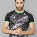 T-shirt sportif orné d’un imprimé, conçu dans un tissu léger et respirant, parfait pour le running et toutes vos activités en plein air.