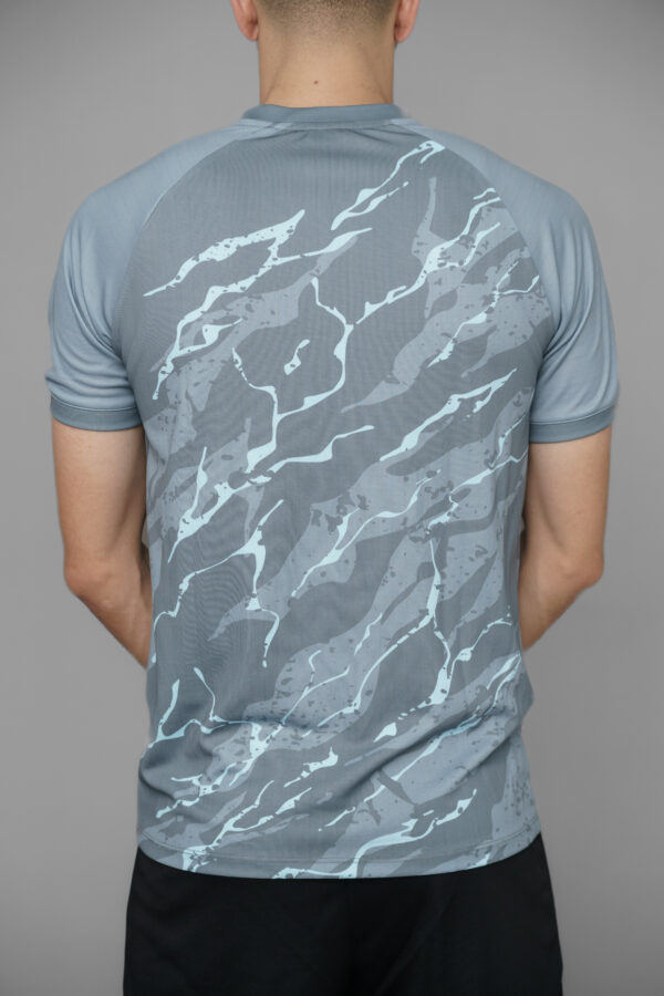 T-shirt de sport avec motif  imprimé. Tissu respirant et léger, idéal pour le running et les activités outdoor.