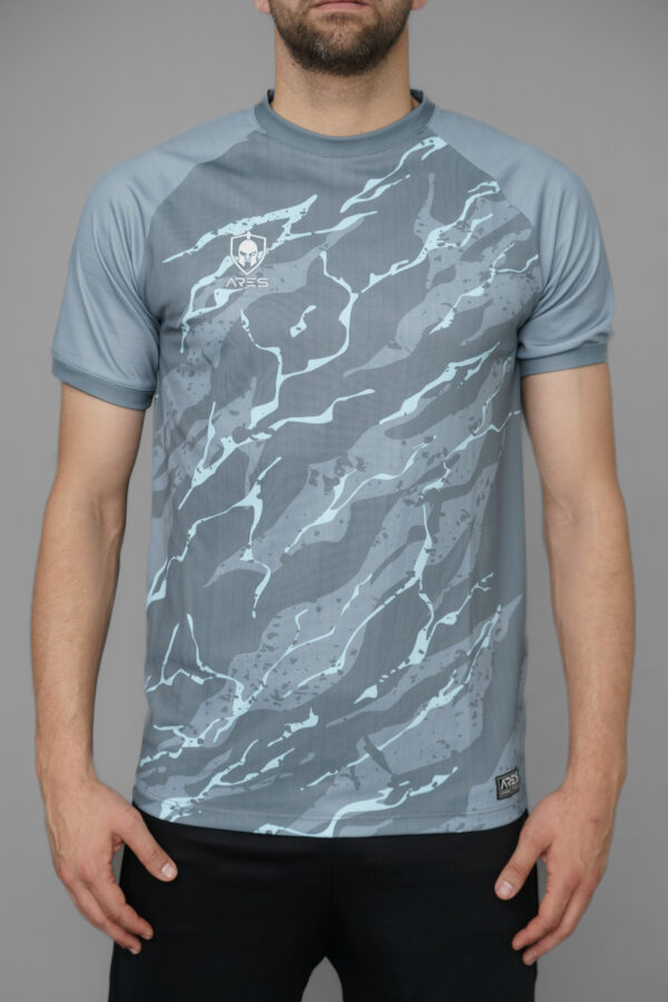 T-shirt de sport avec motif  imprimé. Tissu respirant et léger, idéal pour le running et les activités outdoor.