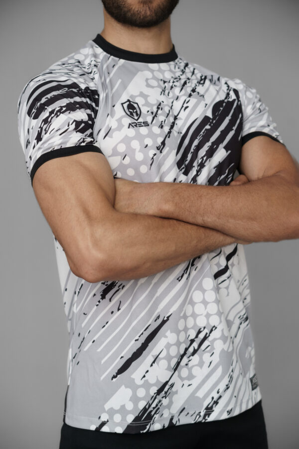 T-shirt de sport avec motif  imprimé. Tissu respirant et léger, idéal pour le running et les activités outdoor.