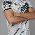 T-shirt de sport avec motif  imprimé. Tissu respirant et léger, idéal pour le running et les activités outdoor.