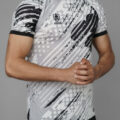 T-shirt de sport avec motif  imprimé. Tissu respirant et léger, idéal pour le running et les activités outdoor.