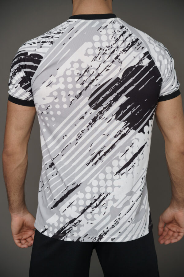 T-shirt de sport avec motif  imprimé. Tissu respirant et léger, idéal pour le running et les activités outdoor.