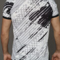 T-shirt de sport avec motif  imprimé. Tissu respirant et léger, idéal pour le running et les activités outdoor.