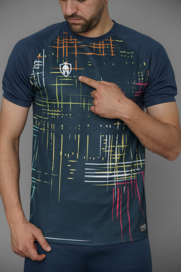 T-shirt de sport avec motif  imprimé. Tissu respirant et léger, idéal pour le running et les activités outdoor.