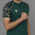 T-shirt de sport avec motif imprimé. Tissu respirant et léger, idéal pour le running et les activités outdoor.