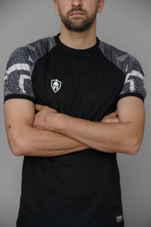 T-shirt sportif orné d’un imprimé, conçu dans un tissu léger et respirant, parfait pour le running et toutes vos activités en plein air.