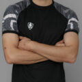 T-shirt sportif orné d’un imprimé, conçu dans un tissu léger et respirant, parfait pour le running et toutes vos activités en plein air.