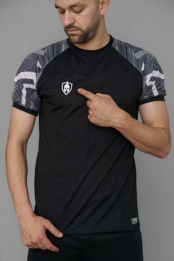 T-shirt sportif orné d’un imprimé, conçu dans un tissu léger et respirant, parfait pour le running et toutes vos activités en plein air.