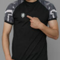 T-shirt sportif orné d’un imprimé, conçu dans un tissu léger et respirant, parfait pour le running et toutes vos activités en plein air.