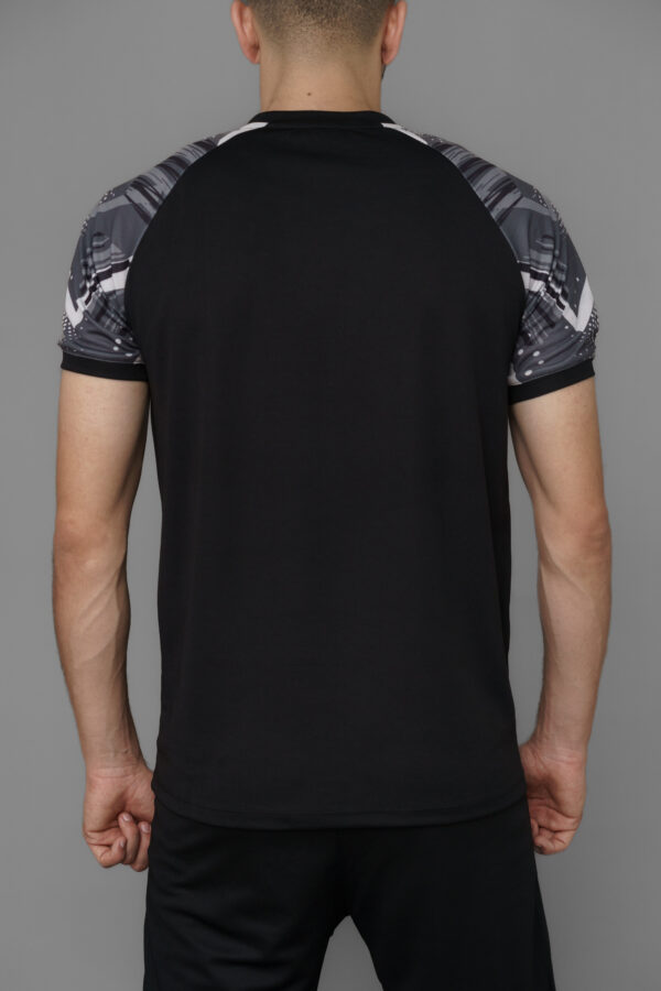 T-shirt sportif orné d’un imprimé, conçu dans un tissu léger et respirant, parfait pour le running et toutes vos activités en plein air.