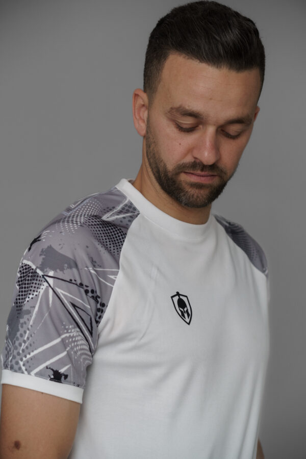 T-shirt sportif orné d’un imprimé, conçu dans un tissu léger et respirant, parfait pour le running et toutes vos activités en plein air.