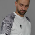 T-shirt sportif orné d’un imprimé, conçu dans un tissu léger et respirant, parfait pour le running et toutes vos activités en plein air.