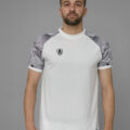 T-shirt sportif orné d’un imprimé, conçu dans un tissu léger et respirant, parfait pour le running et toutes vos activités en plein air.