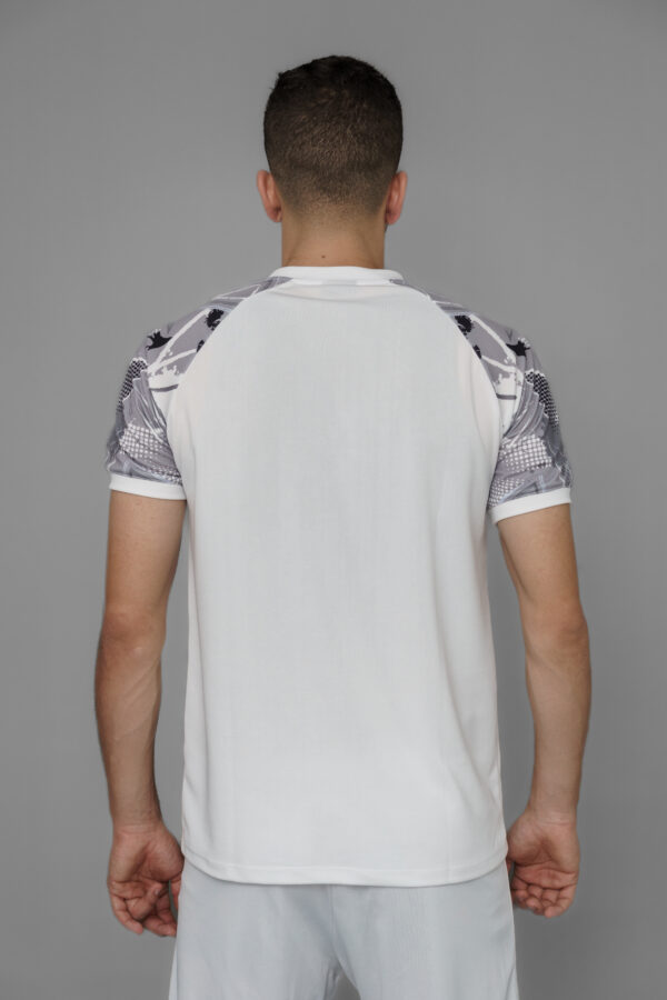 T-shirt sportif orné d’un imprimé, conçu dans un tissu léger et respirant, parfait pour le running et toutes vos activités en plein air.