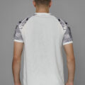T-shirt sportif orné d’un imprimé, conçu dans un tissu léger et respirant, parfait pour le running et toutes vos activités en plein air.