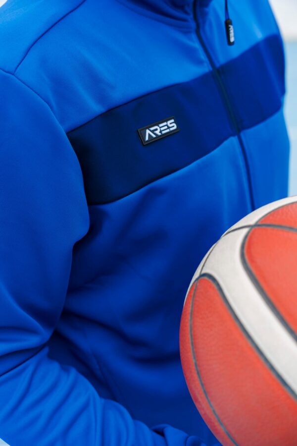 Ensemble Survêtement ARES – Veste & Pantalon  Confortable et résistant, cet ensemble en tissu Scoba de bon grammage est idéal pour l'entraînement et le quotidien. Logo ARES en silicone pour une finition moderne. Parfait pour les sportifs exigeants.