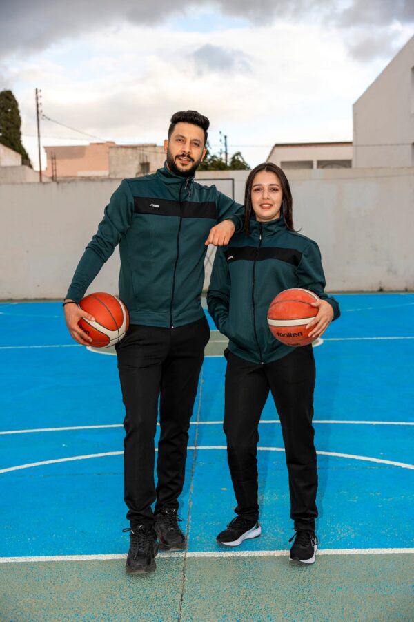Ensemble Survêtement ARES – Veste & Pantalon  Confortable et résistant, cet ensemble en tissu Scoba de bon grammage est idéal pour l'entraînement et le quotidien. Logo ARES en silicone pour une finition moderne. Parfait pour les sportifs exigeants.