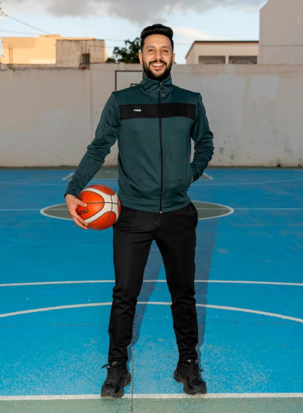 Ensemble Survêtement ARES – Veste & Pantalon  Confortable et résistant, cet ensemble en tissu Scoba de bon grammage est idéal pour l'entraînement et le quotidien. Logo ARES en silicone pour une finition moderne. Parfait pour les sportifs exigeants.