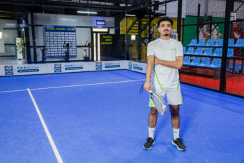 Tenue de sport léger et respirant, idéal pour le padel, le running ou l'entraînement. Confort, liberté de mouvement et design dynamique au rendez-vous.