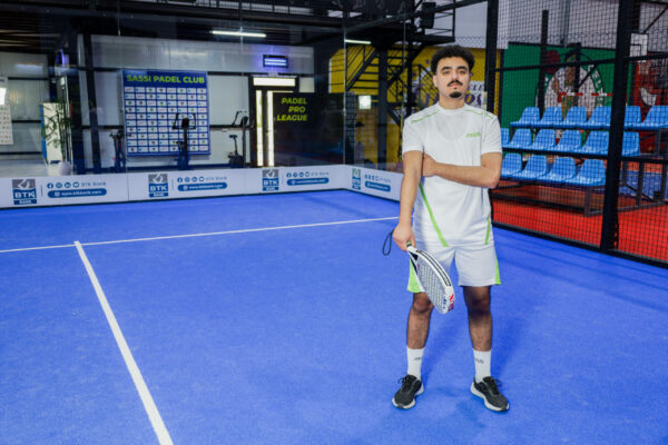 Tenue de sport léger et respirant, idéal pour le padel, le running ou l'entraînement. Confort, liberté de mouvement et design dynamique au rendez-vous.