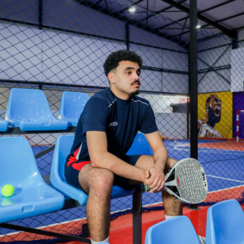 Tenue de sport léger et respirant, idéal pour le padel, le running ou l'entraînement. Confort, liberté de mouvement et design dynamique au rendez-vous.