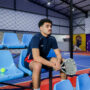 Tenue de sport léger et respirant, idéal pour le padel, le running ou l'entraînement. Confort, liberté de mouvement et design dynamique au rendez-vous.