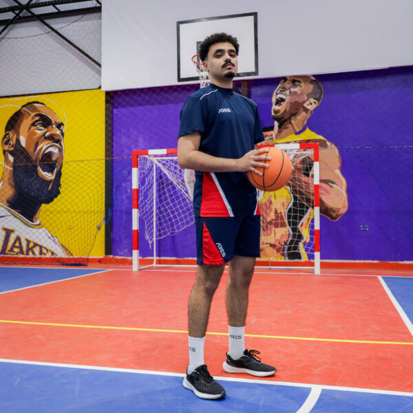 Ensemble de sport léger et respirant, idéal pour le padel, le running ou l'entraînement. Confort, liberté de mouvement et design dynamique au rendez-vous.
