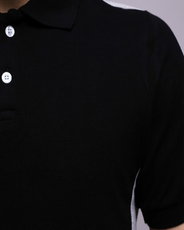 Polo Demi-Manche ARES – Coton Piqué  Classique et respirant, ce polo demi-manche en coton piqué allie élégance et confort. Sa maille texturée assure une bonne aération, idéal pour un look sportif ou casual chic.