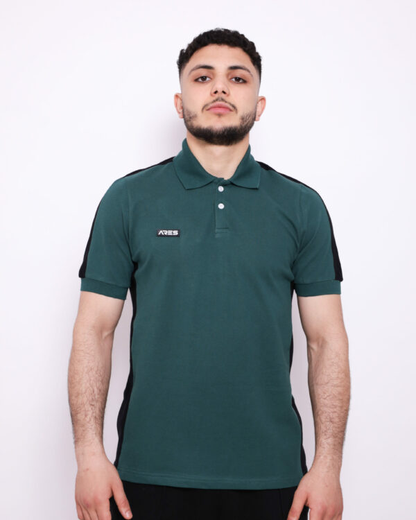 Polo Demi-Manche ARES – Coton Piqué  Classique et respirant, ce polo demi-manche en coton piqué allie élégance et confort. Sa maille texturée assure une bonne aération, idéal pour un look sportif ou casual chic.