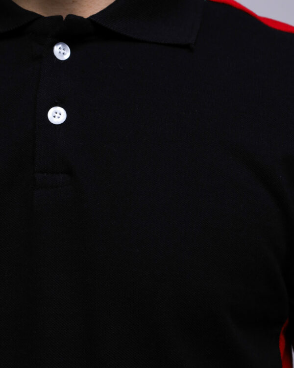 Polo Demi-Manche ARES – Coton Piqué  Classique et respirant, ce polo demi-manche en coton piqué allie élégance et confort. Sa maille texturée assure une bonne aération, idéal pour un look sportif ou casual chic.