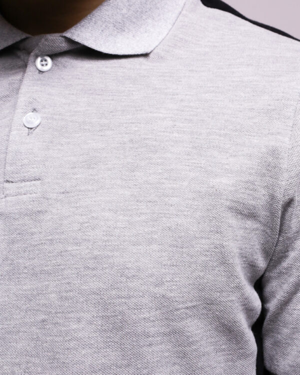 Polo Demi-Manche ARES – Coton Piqué  Classique et respirant, ce polo demi-manche en coton piqué allie élégance et confort. Sa maille texturée assure une bonne aération, idéal pour un look sportif ou casual chic.