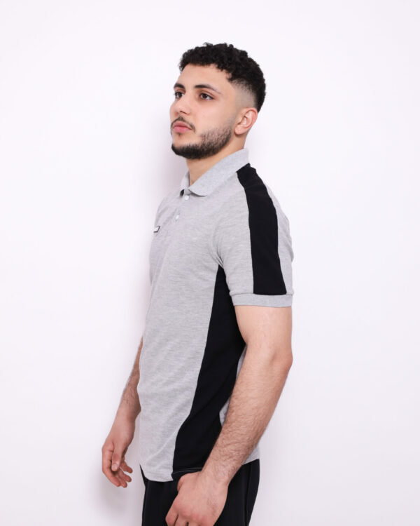 Polo Demi-Manche ARES – Coton Piqué  Classique et respirant, ce polo demi-manche en coton piqué allie élégance et confort. Sa maille texturée assure une bonne aération, idéal pour un look sportif ou casual chic.