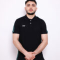 Polo Demi-Manche ARES – Coton Piqué  Classique et respirant, ce polo demi-manche en coton piqué allie élégance et confort. Sa maille texturée assure une bonne aération, idéal pour un look sportif ou casual chic.