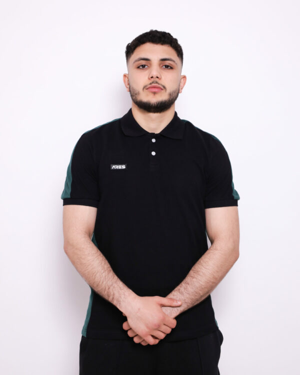 Polo Demi-Manche ARES – Coton Piqué  Classique et respirant, ce polo demi-manche en coton piqué allie élégance et confort. Sa maille texturée assure une bonne aération, idéal pour un look sportif ou casual chic.