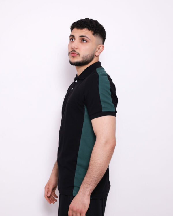 Polo Demi-Manche ARES – Coton Piqué  Classique et respirant, ce polo demi-manche en coton piqué allie élégance et confort. Sa maille texturée assure une bonne aération, idéal pour un look sportif ou casual chic.