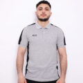Polo Demi-Manche ARES – Coton Piqué  Classique et respirant, ce polo demi-manche en coton piqué allie élégance et confort. Sa maille texturée assure une bonne aération, idéal pour un look sportif ou casual chic.