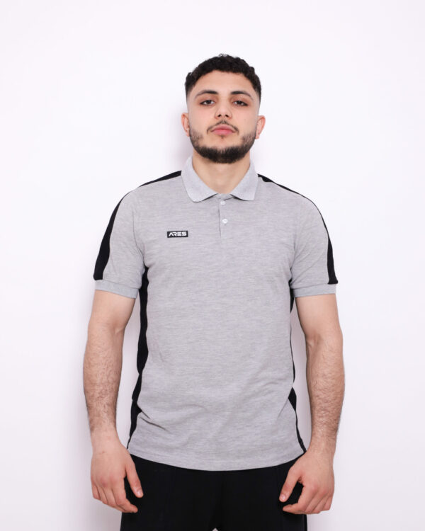 Polo Demi-Manche ARES – Coton Piqué  Classique et respirant, ce polo demi-manche en coton piqué allie élégance et confort. Sa maille texturée assure une bonne aération, idéal pour un look sportif ou casual chic.