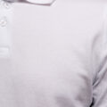 Polo Demi-Manche ARES – Coton Piqué Classique et respirant, ce polo demi-manche en coton piqué allie élégance et confort. Sa maille texturée assure une bonne aération, idéal pour un look sportif ou casual chic.