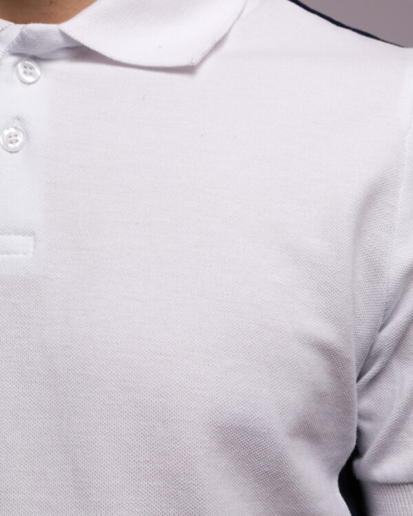 Polo Demi-Manche ARES – Coton Piqué Classique et respirant, ce polo demi-manche en coton piqué allie élégance et confort. Sa maille texturée assure une bonne aération, idéal pour un look sportif ou casual chic. Polo Demi-Manche ARES – Coton Piqué Classique et respirant, ce polo demi-manche en coton piqué allie élégance et confort. Sa maille texturée assure une bonne aération, idéal pour un look sportif ou casual chic.