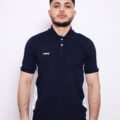 Polo Demi-Manche ARES – Coton Piqué Classique et respirant, ce polo demi-manche en coton piqué allie élégance et confort. Sa maille texturée assure une bonne aération, idéal pour un look sportif ou casual chic.