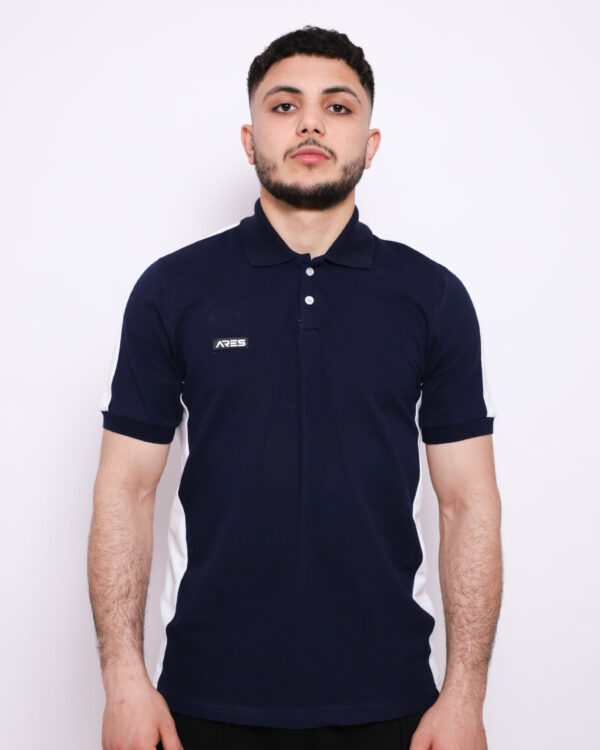 Polo Demi-Manche ARES – Coton Piqué Classique et respirant, ce polo demi-manche en coton piqué allie élégance et confort. Sa maille texturée assure une bonne aération, idéal pour un look sportif ou casual chic. Polo Demi-Manche ARES – Coton Piqué Classique et respirant, ce polo demi-manche en coton piqué allie élégance et confort. Sa maille texturée assure une bonne aération, idéal pour un look sportif ou casual chic.