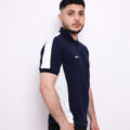 Polo Demi-Manche ARES – Coton Piqué Classique et respirant, ce polo demi-manche en coton piqué allie élégance et confort. Sa maille texturée assure une bonne aération, idéal pour un look sportif ou casual chic.