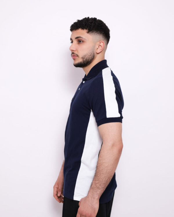 Polo Demi-Manche ARES – Coton Piqué Classique et respirant, ce polo demi-manche en coton piqué allie élégance et confort. Sa maille texturée assure une bonne aération, idéal pour un look sportif ou casual chic. Polo Demi-Manche ARES – Coton Piqué Classique et respirant, ce polo demi-manche en coton piqué allie élégance et confort. Sa maille texturée assure une bonne aération, idéal pour un look sportif ou casual chic.