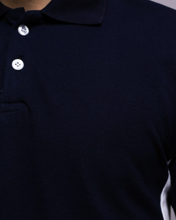 Polo Demi-Manche ARES – Coton Piqué Classique et respirant, ce polo demi-manche en coton piqué allie élégance et confort. Sa maille texturée assure une bonne aération, idéal pour un look sportif ou casual chic. Polo Demi-Manche ARES – Coton Piqué Classique et respirant, ce polo demi-manche en coton piqué allie élégance et confort. Sa maille texturée assure une bonne aération, idéal pour un look sportif ou casual chic.