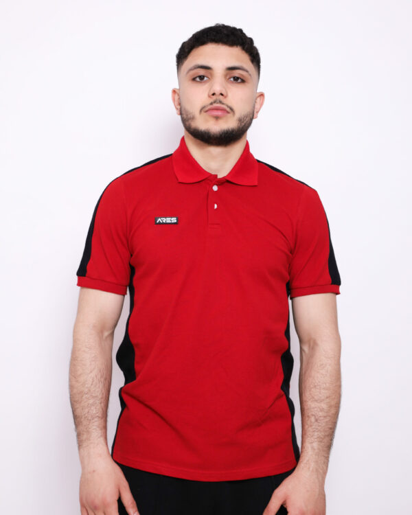 Polo Demi-Manche ARES – Coton Piqué  Classique et respirant, ce polo demi-manche en coton piqué allie élégance et confort. Sa maille texturée assure une bonne aération, idéal pour un look sportif ou casual chic.