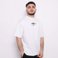 T-shirt oversize en coton 100% – 180g Ultra confortable et stylé, avec un petit motif à l'avant et une impression marquante dans le dos. Parfait pour un look affirmé au quotidien.