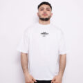 T-shirt oversize en coton 100% – 180g Ultra confortable et stylé, avec un petit motif à l'avant et une impression marquante dans le dos. Parfait pour un look affirmé au quotidien.