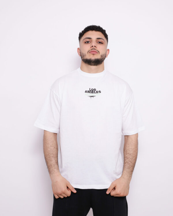 T-shirt oversize en coton 100% – 180g Ultra confortable et stylé, avec un petit motif à l'avant et une impression marquante dans le dos. Parfait pour un look affirmé au quotidien. T-shirt oversize en coton 100% – 180g Ultra confortable et stylé, avec un petit motif à l'avant et une impression marquante dans le dos. Parfait pour un look affirmé au quotidien.